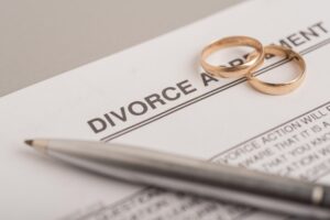 Cómo dividir las deudas después del divorcio en Orlando