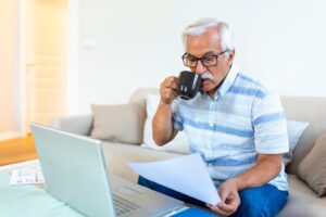 Persona de mediana edad revisando documentos financieros como alternativas a la bancarrota