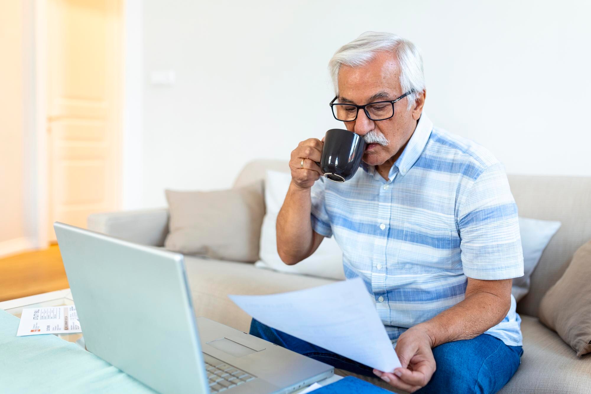 Persona de mediana edad revisando documentos financieros como alternativas a la bancarrota