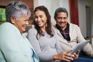 Familia hispana de mediana edad conversando juntos en la sala de estar sobre finanzas del hogar